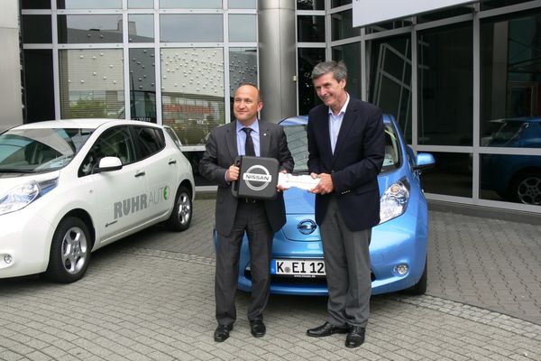 Nissan setzt auf Elektromobilität und unterstützt das Carsharing-Projekt RUHRAUTOe